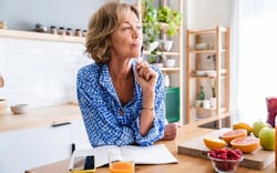 Ernährung und Wellness – reflektierende Beratungssituation mit Fokus auf gesunde Ernährung und ganzheitliches Wohlbefinden