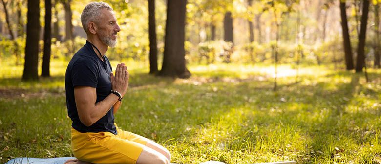 Mentaltrainer Ausbildung Meditationsübung im Wald zum Thema Bewusstseinserweiterung.