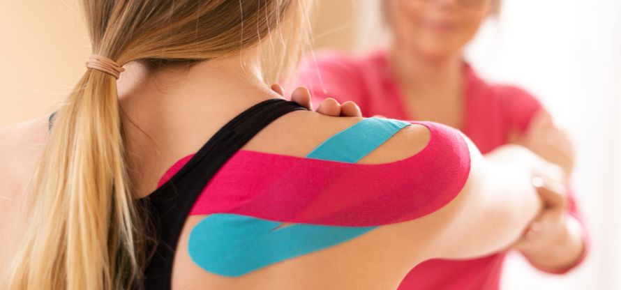 Anwendung von Kinesiology Taping während der Kinesiologie Ausbildung.