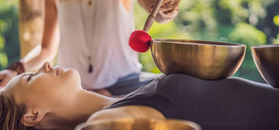 SITYA Kursteilnehmerin erhält entspannende Klangschalen Massage im Rahmen der Klangschalen Ausbildung.