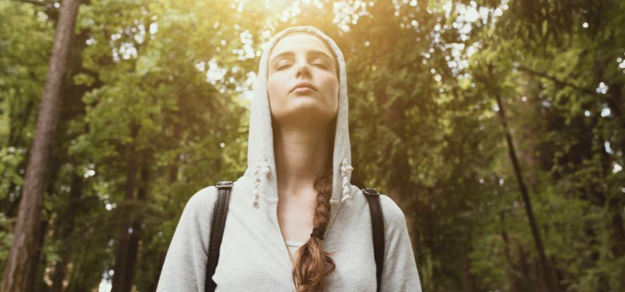 SITYA Schülerin verspürt verstärkte Gedankenkraft im Wald nach der Mentaltrainer Ausbildung