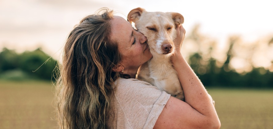 SITYA Schülerin als Hundeliebhaberin umarmt süßen Hund
